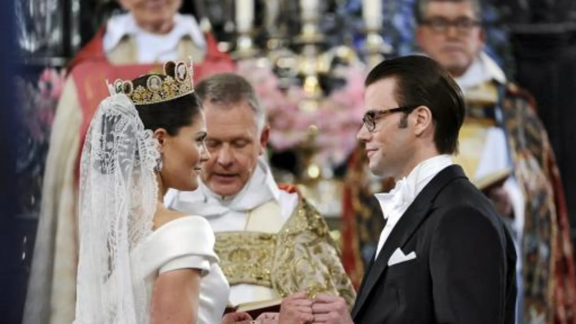 La princesa heredera Victoria de Suecia y Daniel Westling atienden durante la ceremonia religiosa en la que han contraído matrimonio