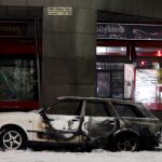 Al menos una persona resultó hoy muerta y varias heridas al estallar dos coches por causas todavía no aclaradas en la calle Drottning de Estocolmo, una zona comercial muy importante
