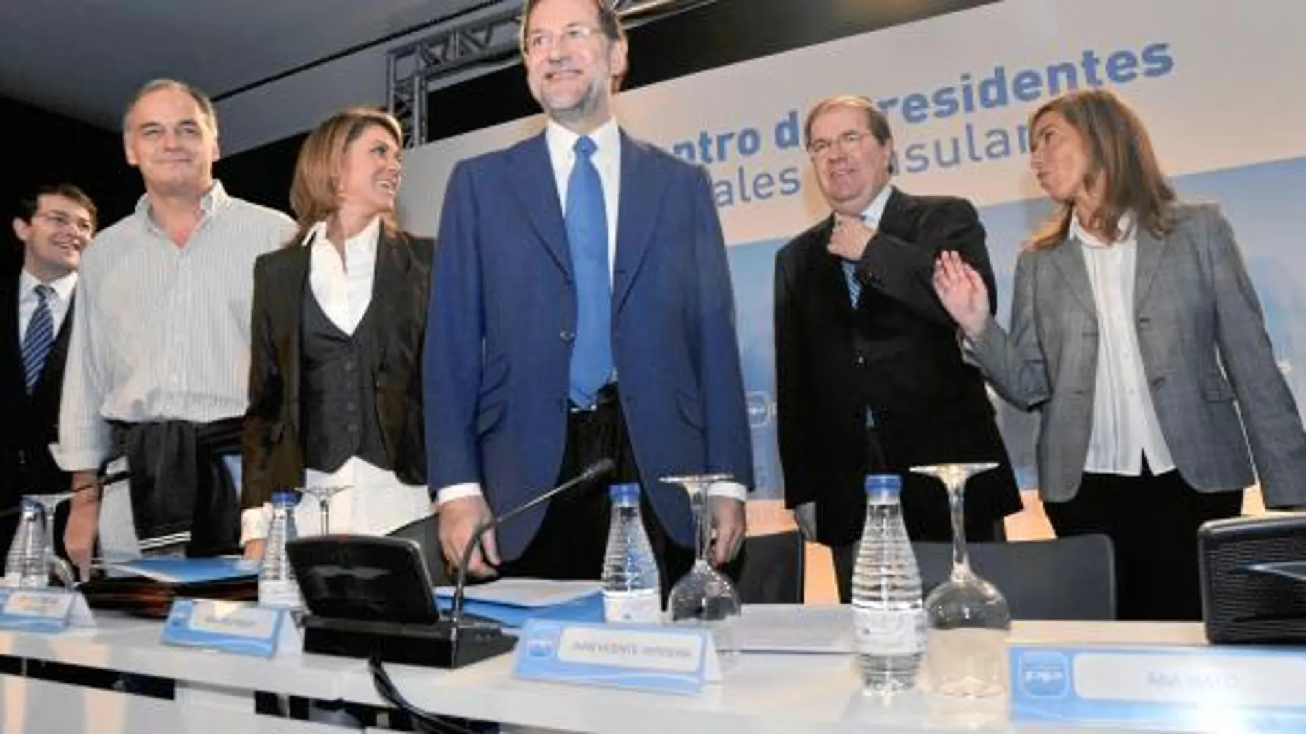 El presidente Herrera, junto a Mariano Rajoy, Fernández Mañueco, De Cospedal, González Pons y Ana Mato