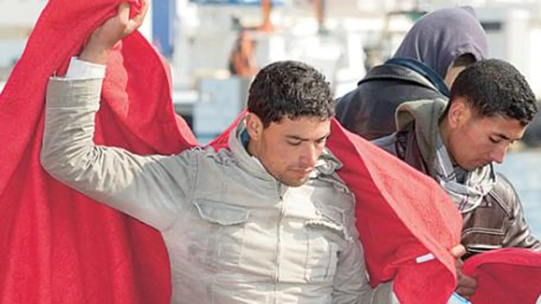 Detenidos 21 inmigrantes en dos pateras en el Puerto de Cartagena