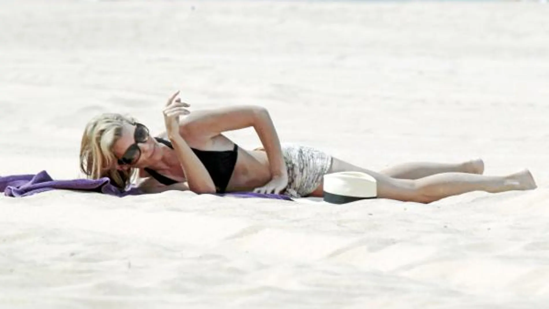 Patricia Rato, sola en las playas de Cádiz