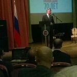 El embajador ruso Yuri Korchagin presentando el concierto.