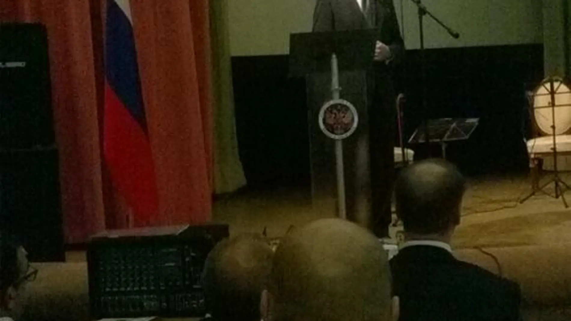 El embajador ruso Yuri Korchagin presentando el concierto.