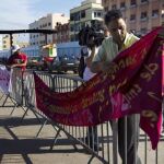 Dos activistas retiran dos de las pancartas de la frontera