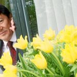 El representante diplomático de Kazajistán posa junto a unos tulipanes de su país. Asegura que su origen es kazajo y no holandés como se cree