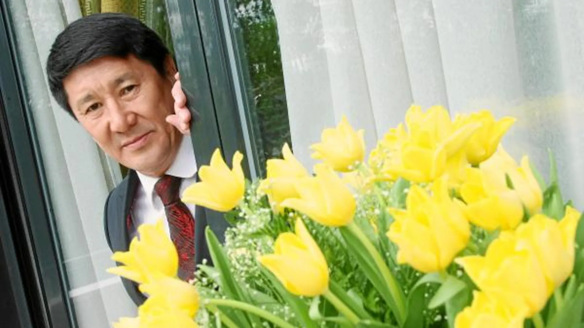 El representante diplomático de Kazajistán posa junto a unos tulipanes de su país. Asegura que su origen es kazajo y no holandés como se cree