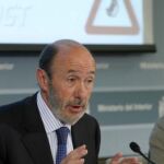 Rubalcaba dice que ETA «tiene que dejarlo del todo» y mantendrá intacta su política antiterrorista