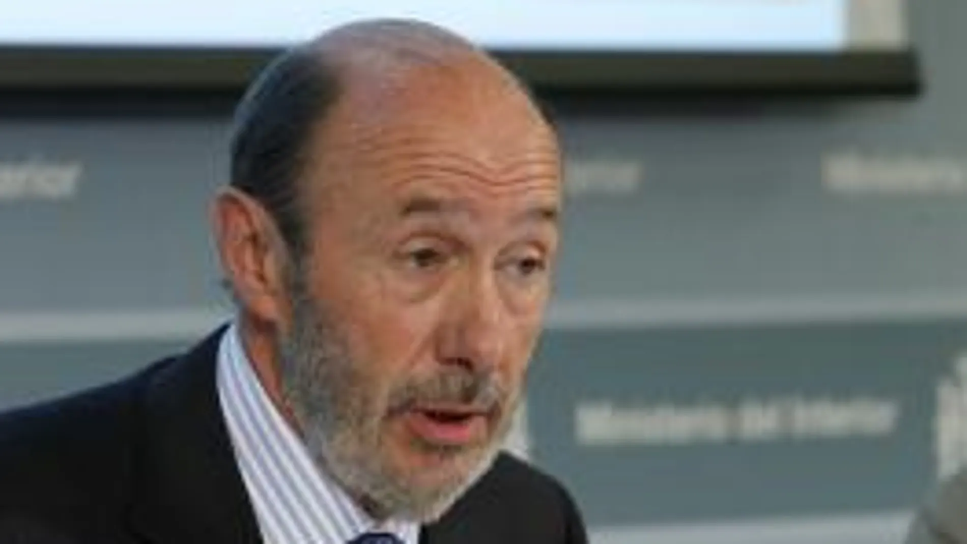 Rubalcaba dice que ETA «tiene que dejarlo del todo» y mantendrá intacta su política antiterrorista