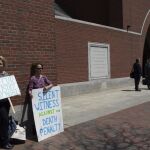 Dos manifestantes protestan contra la pena de muerte afuera de la audiencia en la que testificaron los familiares de Dzhokhar Tsarnaev el lunes 4 de mayo de 2015