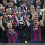 Iniesta y Xavi alzan el trofeo