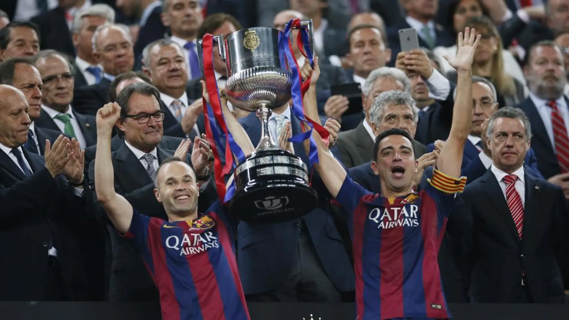 Iniesta y Xavi alzan el trofeo