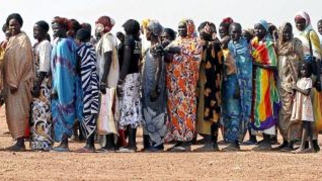 Mujeres sursudanesas se preparan en cola para recibir alimentos