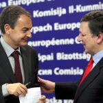 El presidente de Gobierno de España, José Luis Rodríguez Zapatero, a su llegada a una rueda de prensa junto al presidente de la Comisión Europea, el portugués José Manuel Durao Barroso, tras reunirse en la sede de la CE en Bruselas