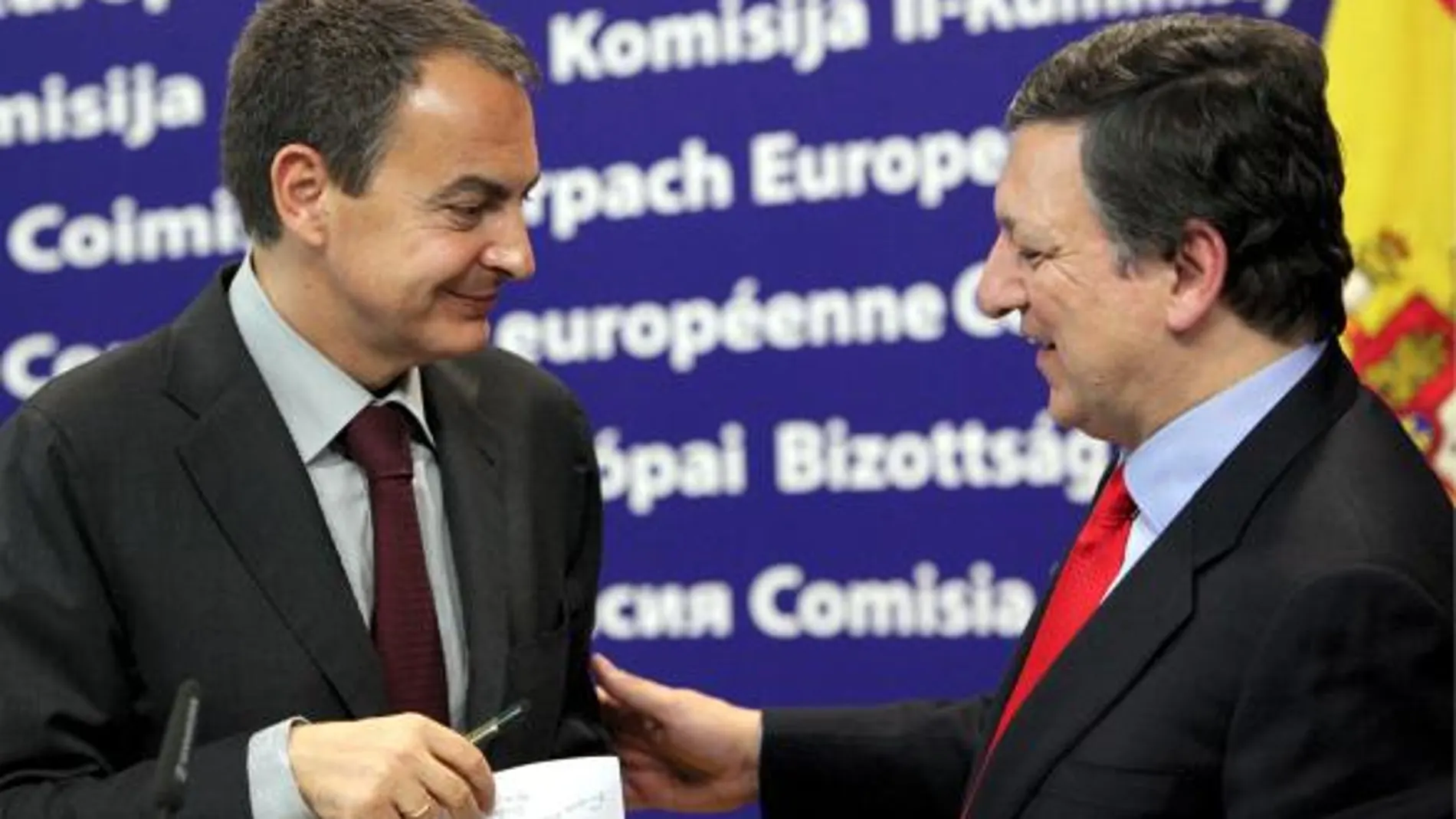 El presidente de Gobierno de España, José Luis Rodríguez Zapatero, a su llegada a una rueda de prensa junto al presidente de la Comisión Europea, el portugués José Manuel Durao Barroso, tras reunirse en la sede de la CE en Bruselas