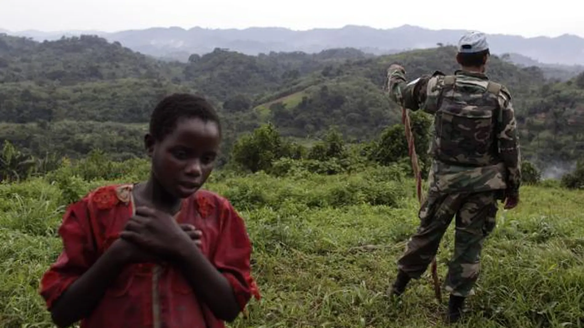 Una joven congolesa pasa junto a un soldado de los Cascos Azules de la ONU desplegados. Ap
