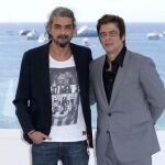 Fernando Leon de Aranoa y Benicio del Toro posan en Cannes.