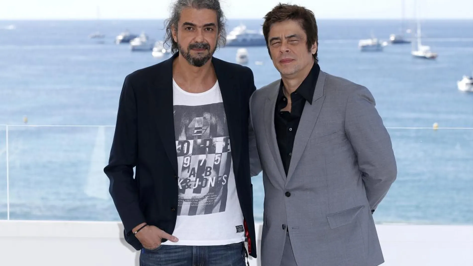 Fernando Leon de Aranoa y Benicio del Toro posan en Cannes.
