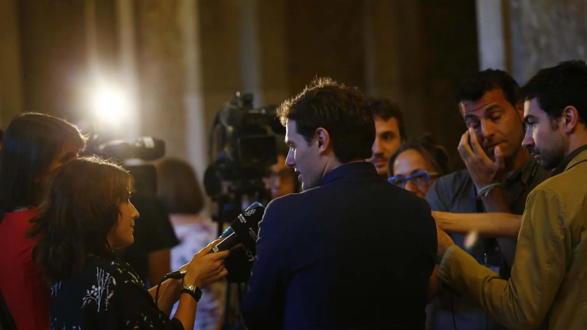 Albert Rivera atiende a los medios en el Parlament de Cataluña, ayer