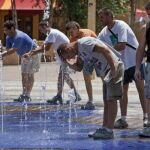 Personas refrescándose en Sevilla