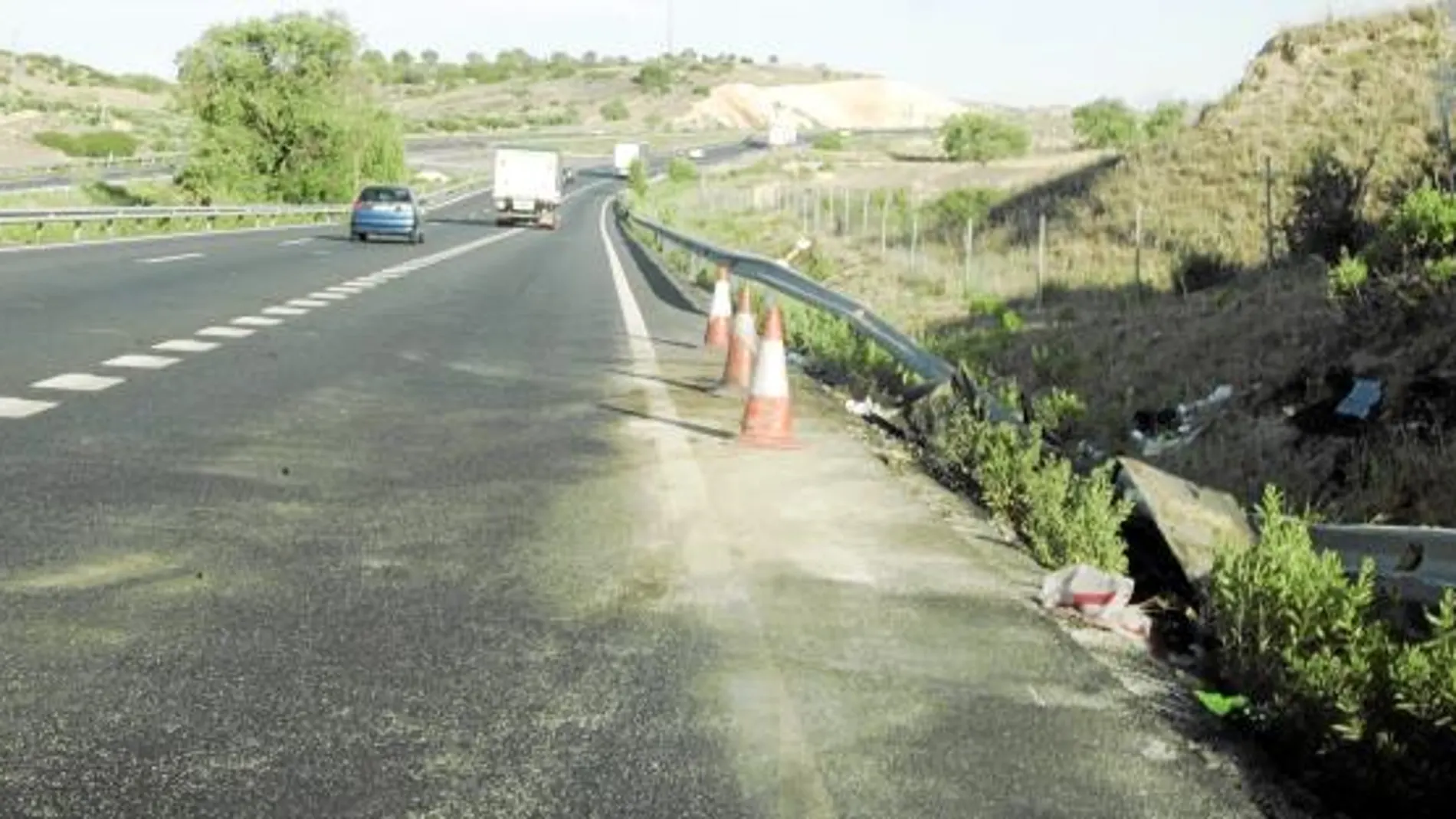 Mueren dos obreros arrollados por un trailer en la A-3