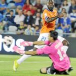 Rondón, autor del primer gol, le dio mucho trabajo al meta Codina, que en esta ocasión evita el remate del delantero venezolano