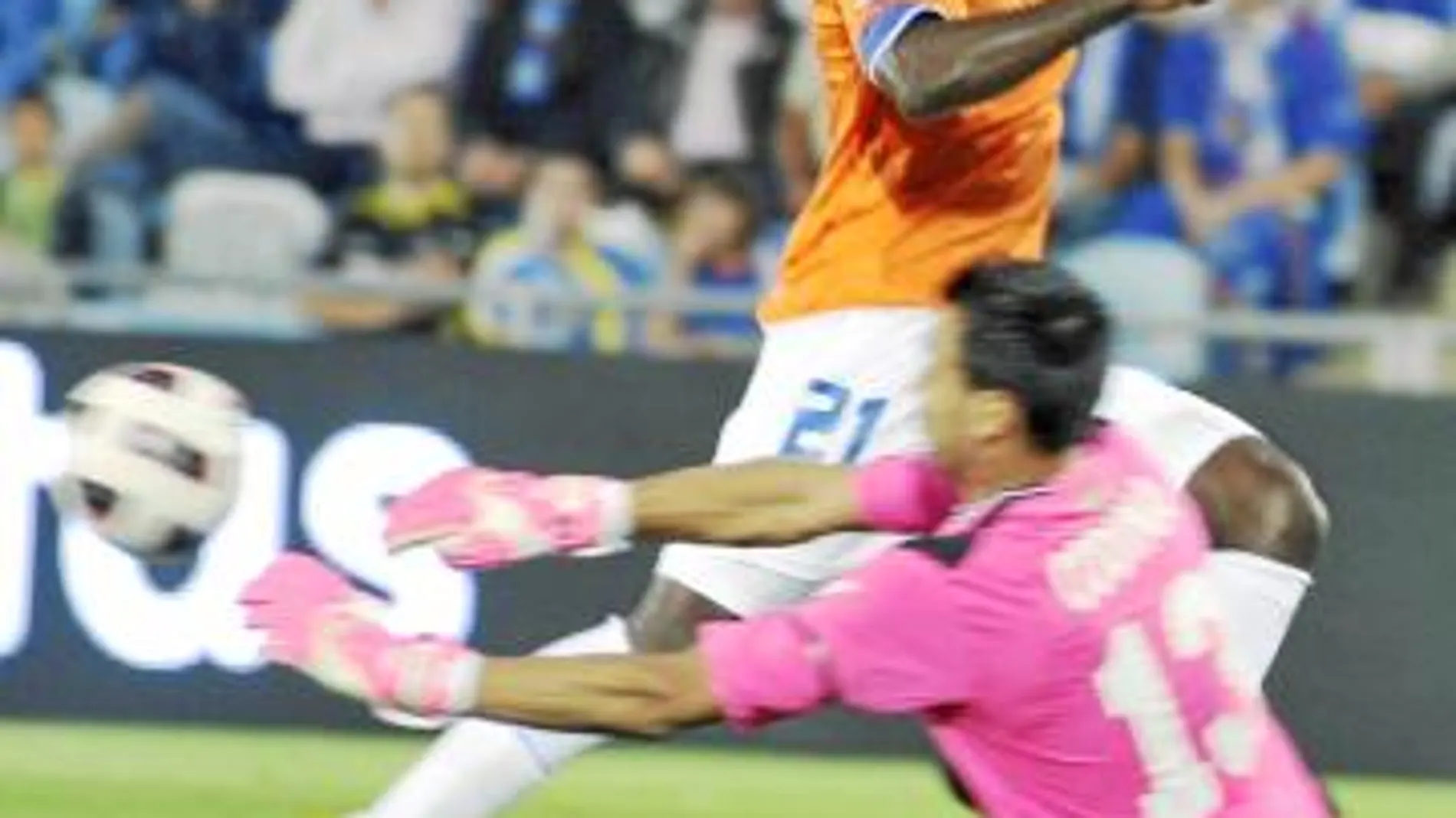 Rondón, autor del primer gol, le dio mucho trabajo al meta Codina, que en esta ocasión evita el remate del delantero venezolano