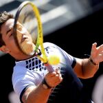 El tenista español Nicolás Almagro devuelve la bola al serbio Novak Djokovic durante un partido de la segunda ronda del torneo de Roma