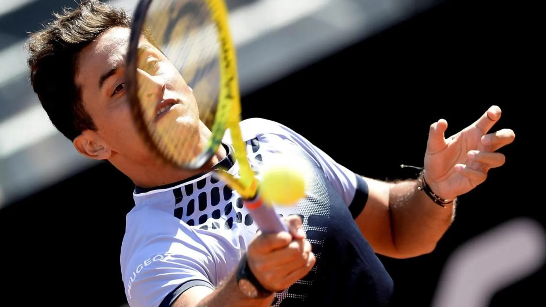 El tenista español Nicolás Almagro devuelve la bola al serbio Novak Djokovic durante un partido de la segunda ronda del torneo de Roma