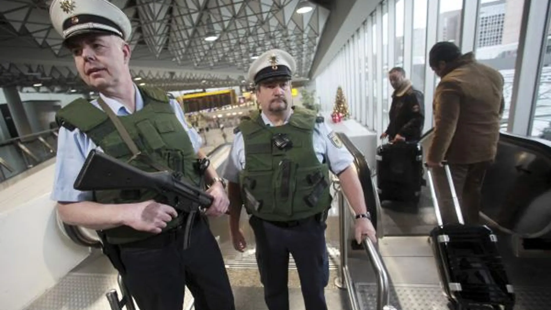 Dos policías patrullan el aeropuerto de Fránkfurt en una imagen de archivo