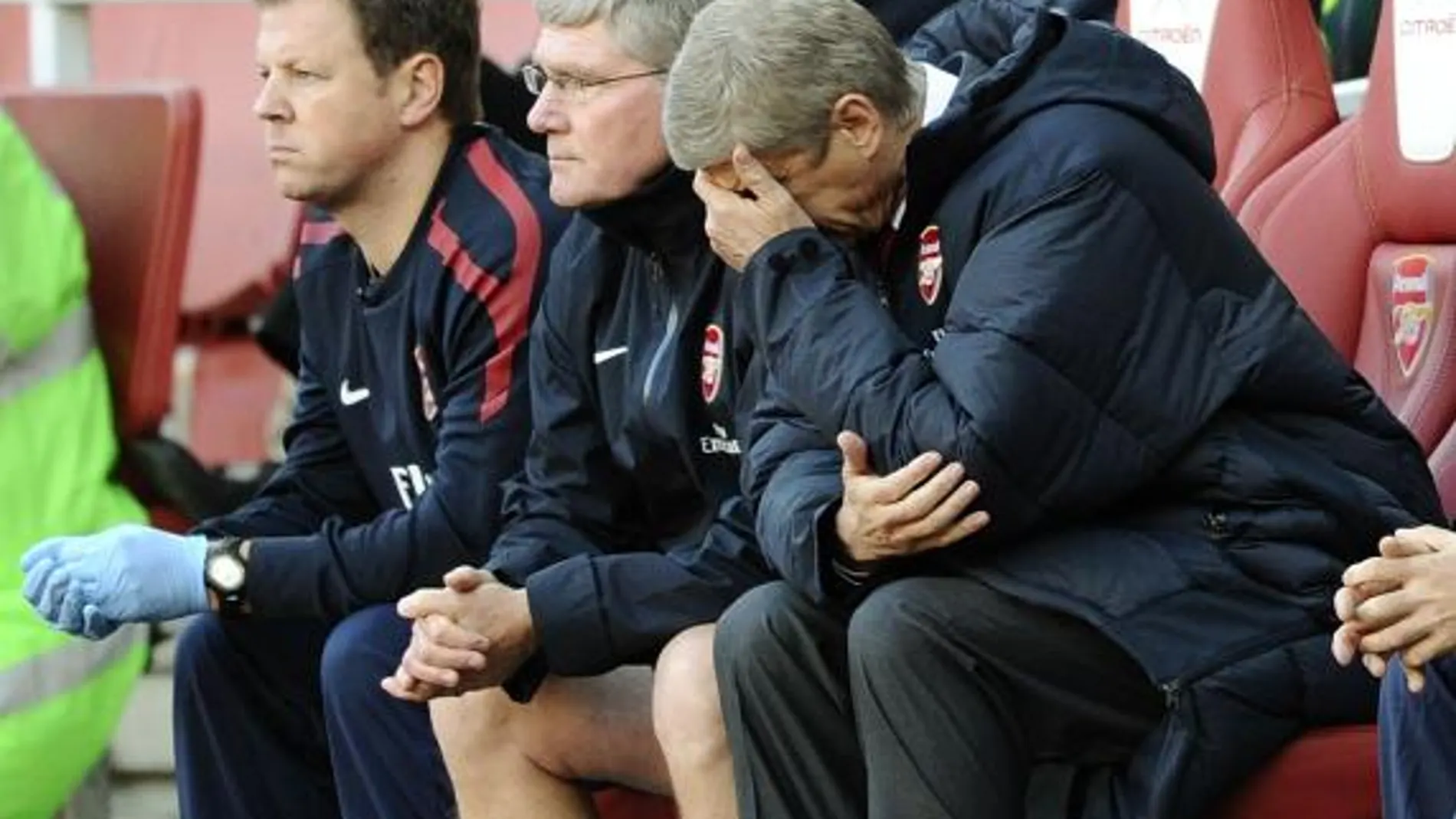 Arsene Wenger, entrenador del Arsenal, desesperado