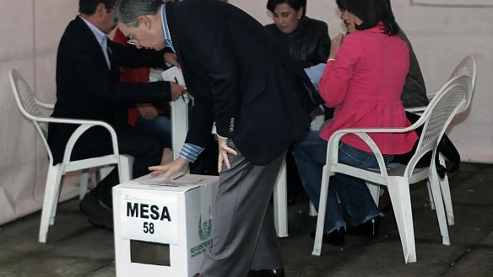 Uribe acude a votar