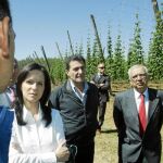 La consejera de Agricultura y Ganadería, Silvia Clemente, visita una explotación de cultivo de lúpulo en León
