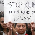 «Dejad de matar en nombre del islam», muestra una mujer, ayer, durante una manifestación en Lahore
