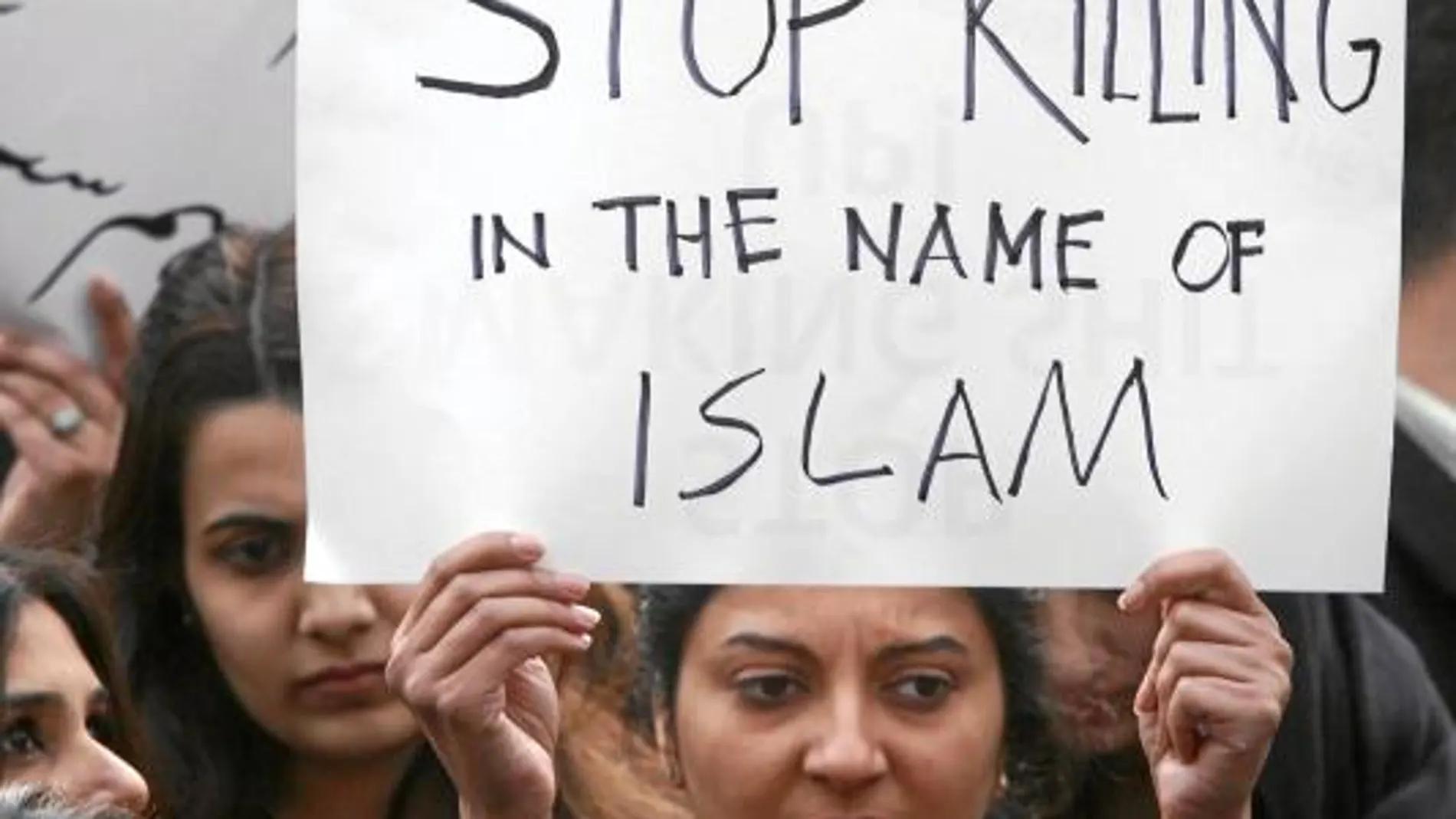 «Dejad de matar en nombre del islam», muestra una mujer, ayer, durante una manifestación en Lahore