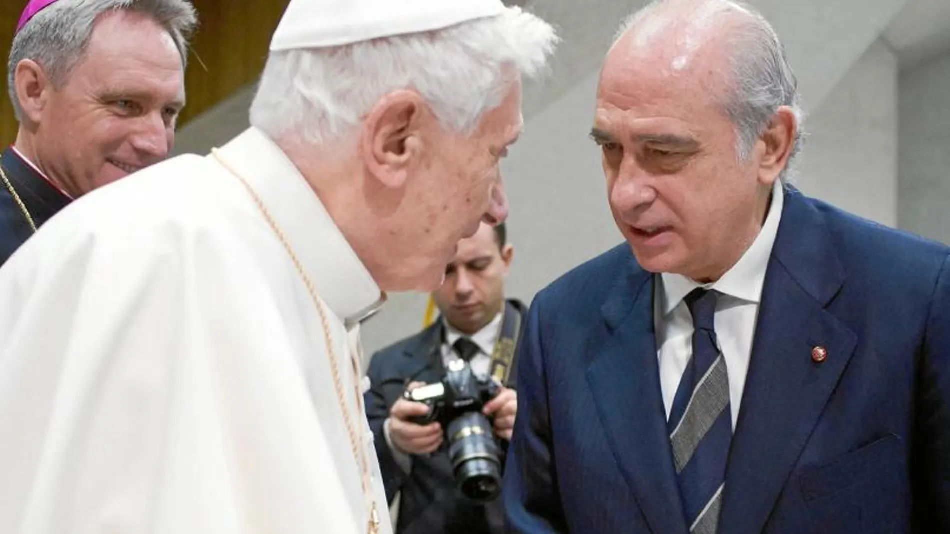 Benedicto XVI saluda a Jorge Fernández Díaz, ayer, en el aula Pablo VI