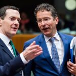 El ministro de Economía británico, George Osborne (izq), conversa con el presidente del Eurogrupo, Jeroen Dijsselbloem