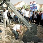 Colonos judíos construyen viviendas ilegales en Cisjordania