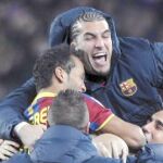 El meta Pinto celebra con el canterano Jeffren el quinto gol del Barcelona al Real Madrid en el clásico