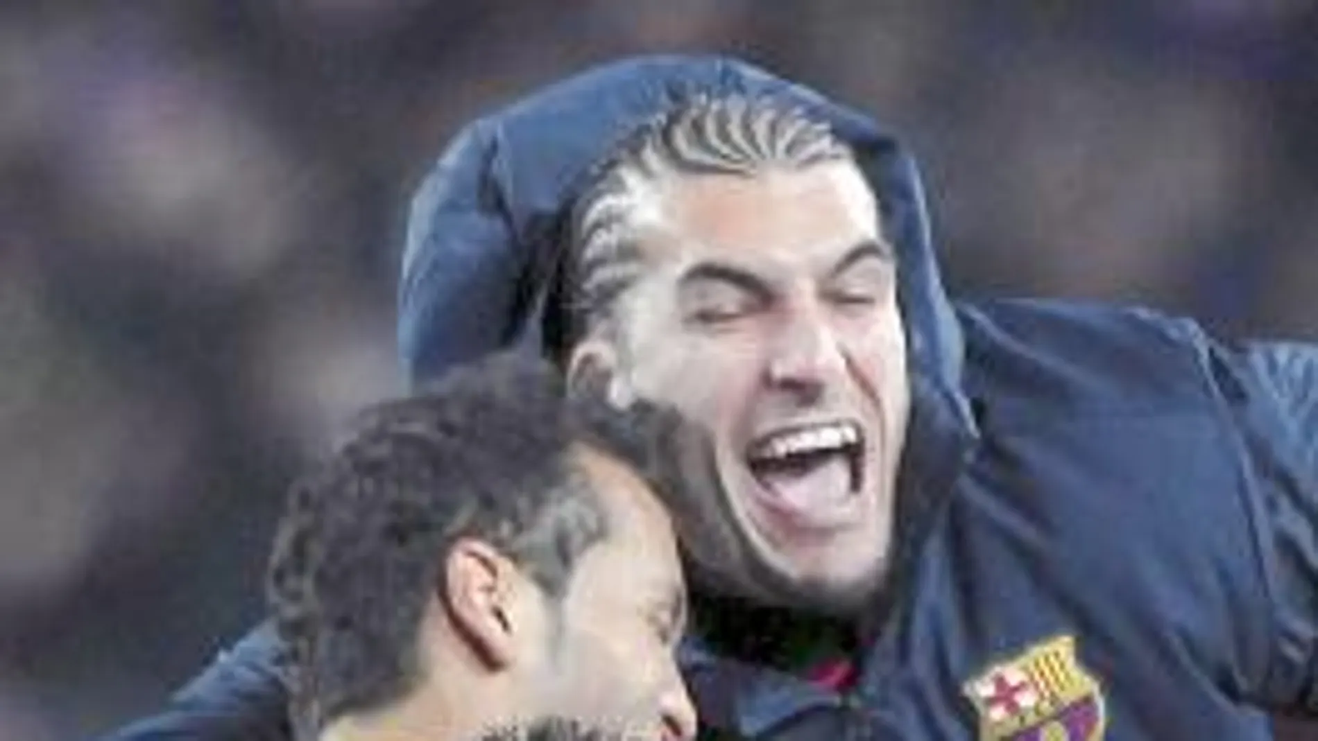 El meta Pinto celebra con el canterano Jeffren el quinto gol del Barcelona al Real Madrid en el clásico