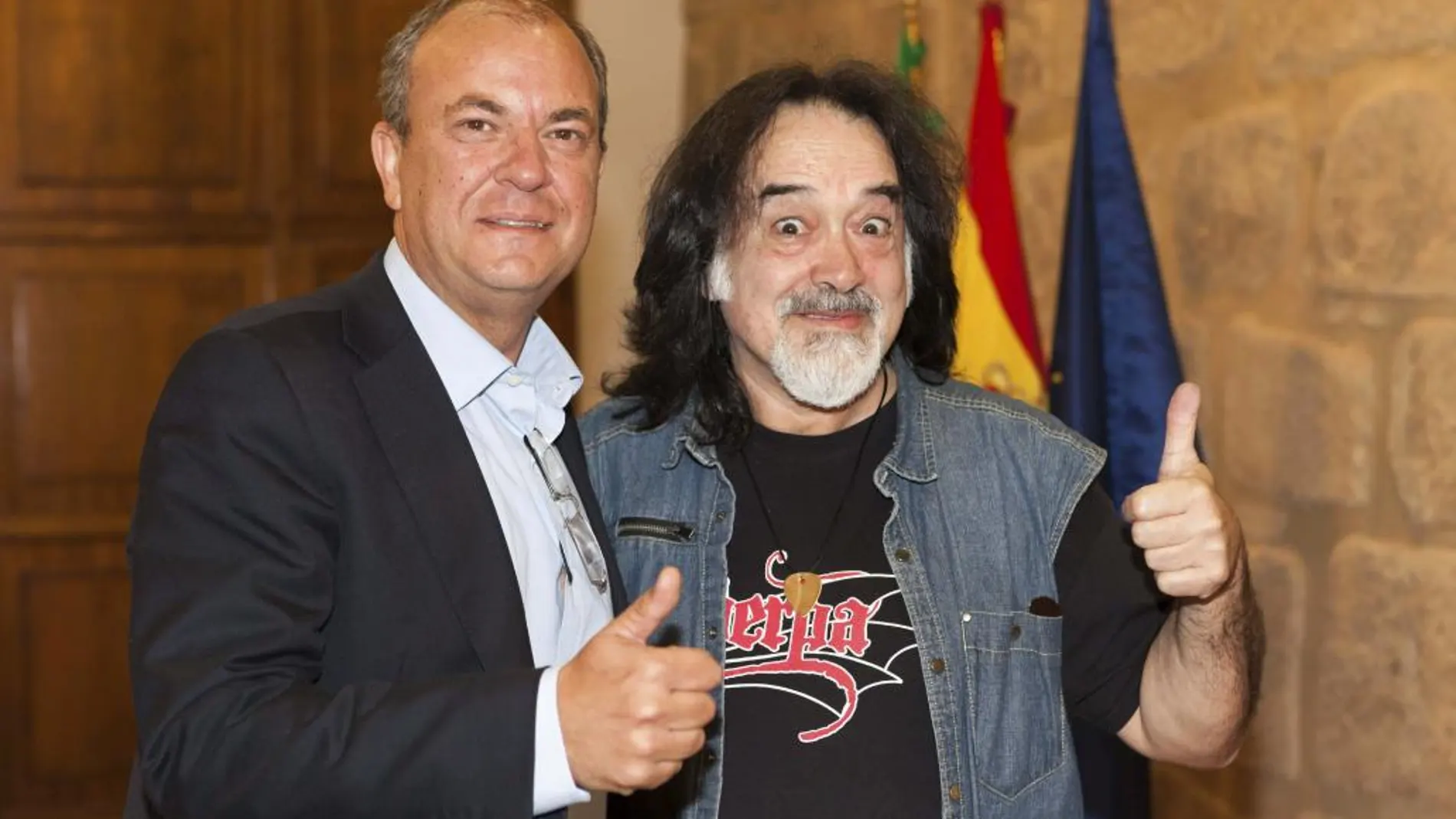 El presidente del Gobierno de Extremadura, José Antonio Monago (i), posa junto a José Luis Campuzano, 'Sherpa' (d), fundador del grupo de rock Barón Rojo