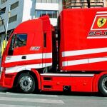 Un camión de la escudería Ferrari cruzó ayer la ciudad