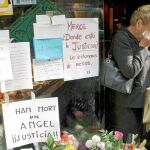 Clientes, vecinos y conocidos han dejado mensajes y coronas de flores en la entrada de la panadería