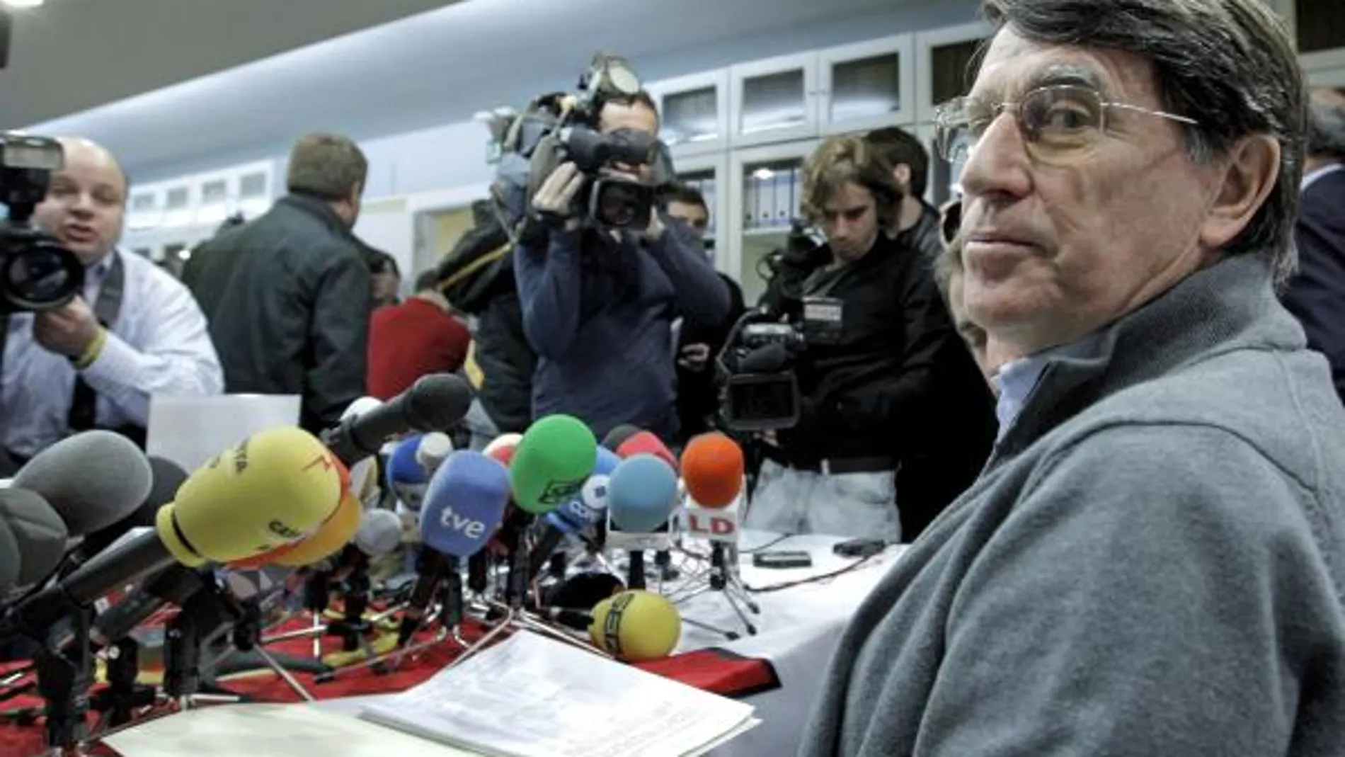 El presidente de la Federación de Atletismo, en la rueda de prensa que ha ofrecido hoy con motivo de la "operación galgo"