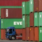 El desplome de las compras del exterior reduce a la mitad el déficit comercial