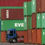  El desplome de las compras del exterior reduce a la mitad el déficit comercial