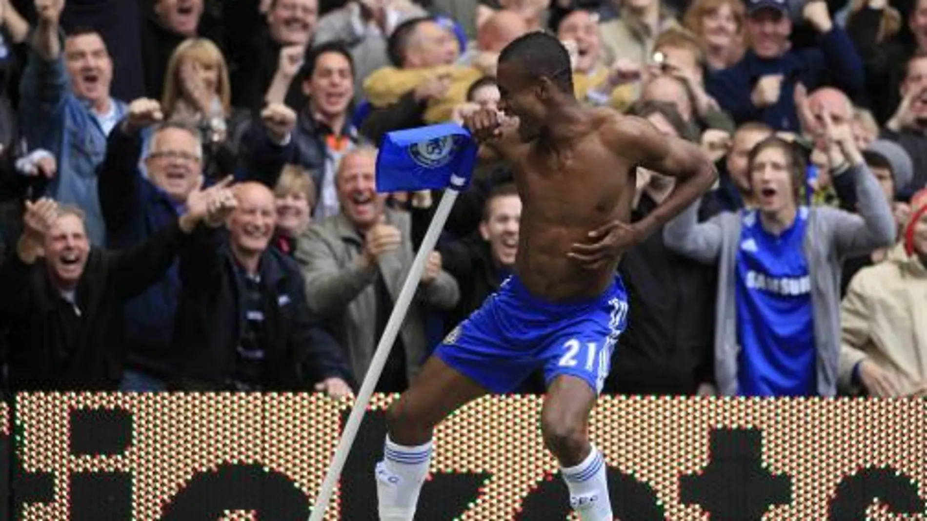 Kalou celebra un gol para el Chelsea