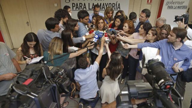 La presidenta andaluza en funciones, Susana Díaz, atiende a los medios tras finalizar esta tarde la reunión con el secretario general del PSOE, Pedro Sánchez