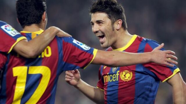 El delantero del FC Barcelona David Villa (d) celebra su gol ante la Real Sociedad junto a su compañero Pedro Rodríguez