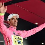 Alberto Contador celebra en el podio el liderato de la general tras la decimoctava etapa del Giro d'Italia.