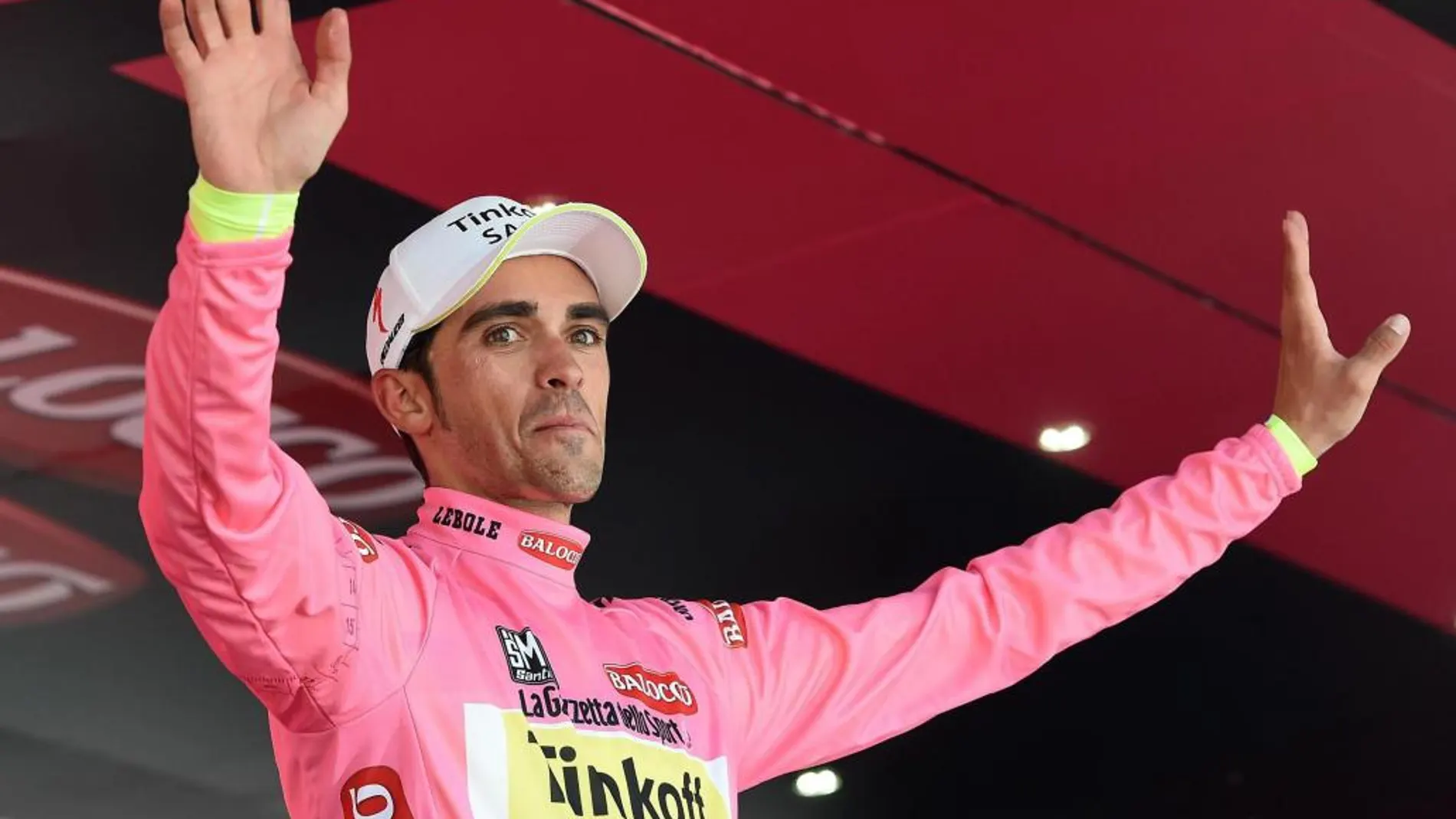 Alberto Contador celebra en el podio el liderato de la general tras la decimoctava etapa del Giro d'Italia.